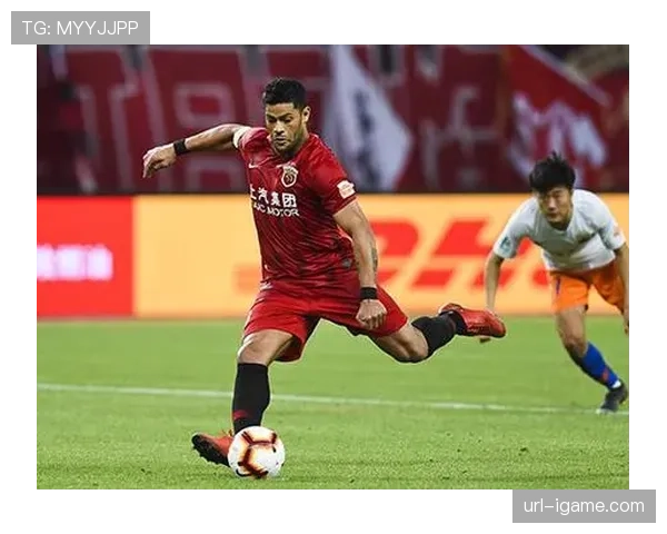 现场特写：兰斯主场球迷用手机灯光纪念前俱乐部主席